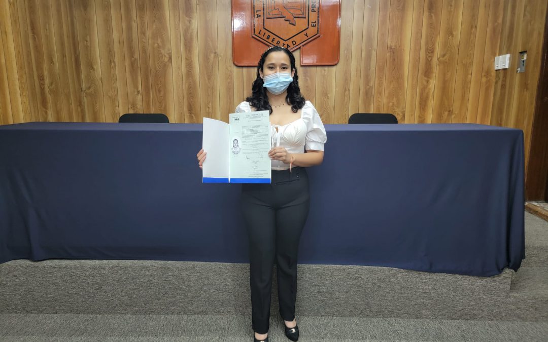 Jessica Muñoz consigue su título como Licenciada en Psicología