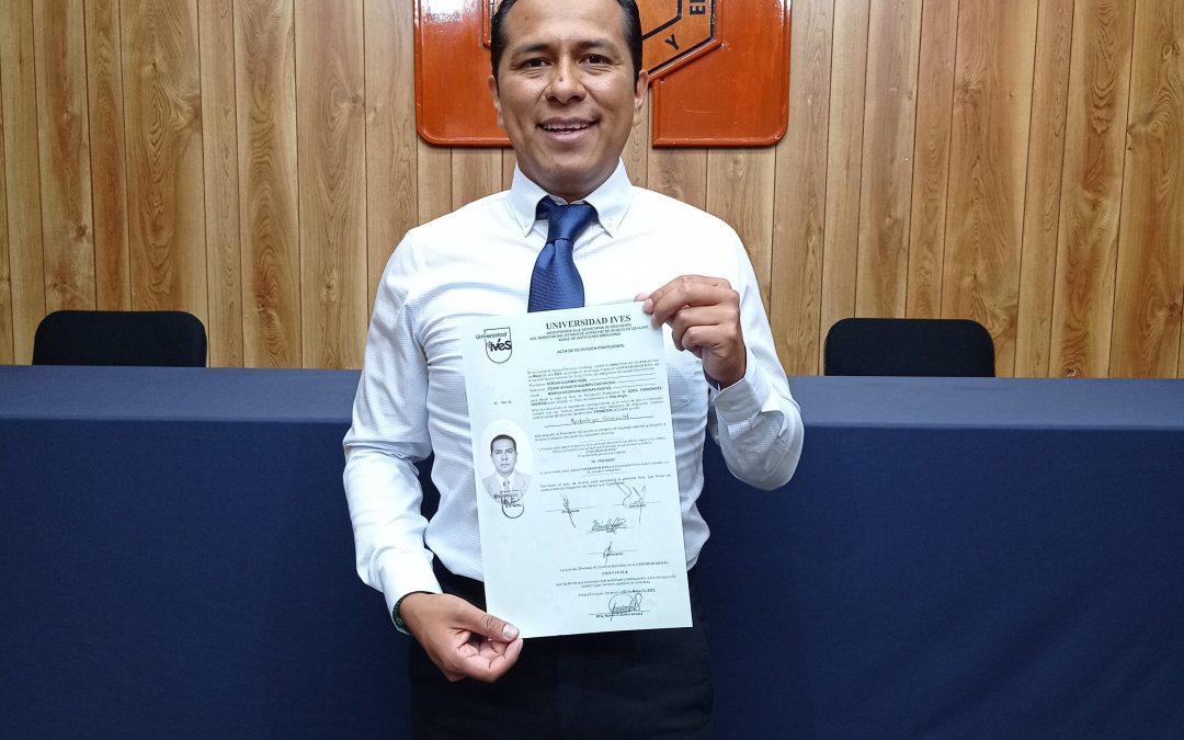 Oziel Hernández Valdivia consigue su título como Licenciado en Psicología