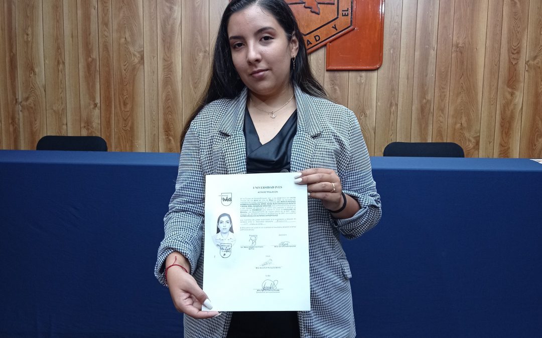 Norma Angélica Alfonseca consigue su título como Licenciada en Derecho
