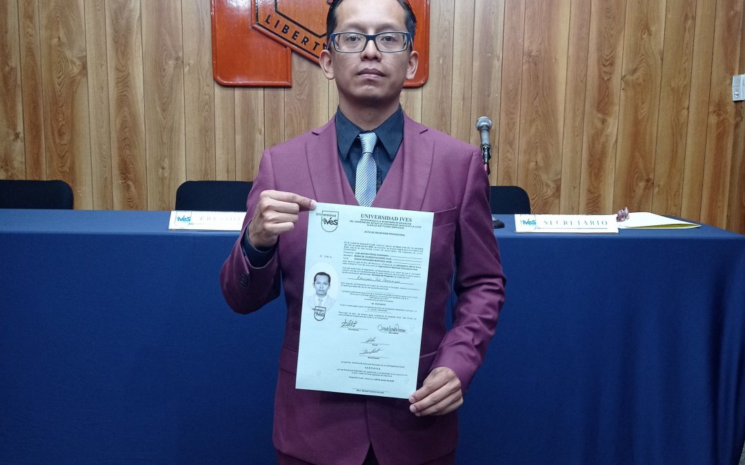 Heriberto Ortiz consigue su título como Licenciado en Ingeniería en Sistemas Computacionales