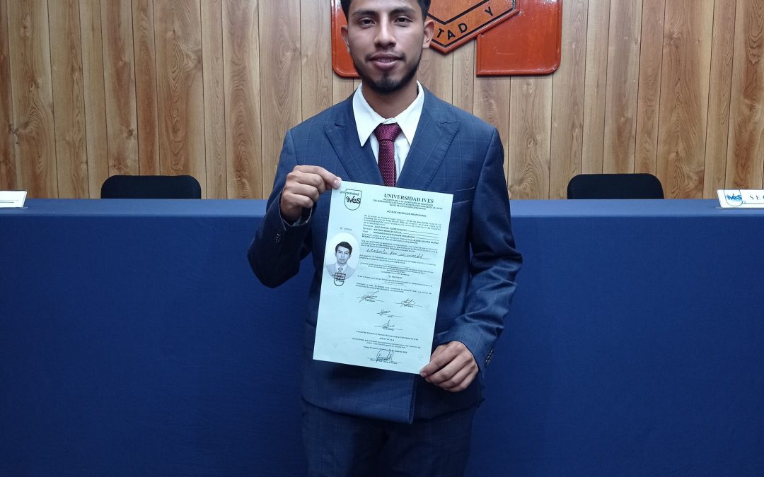 Alexis Agustín Quiroz consigue su título como Licenciado en Arquitectura