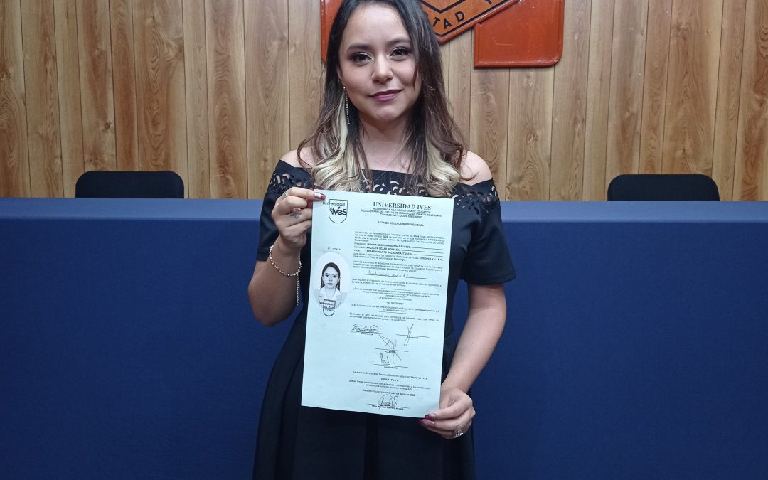 Itzel Córdova consigue su título de Licenciatura en Psicología