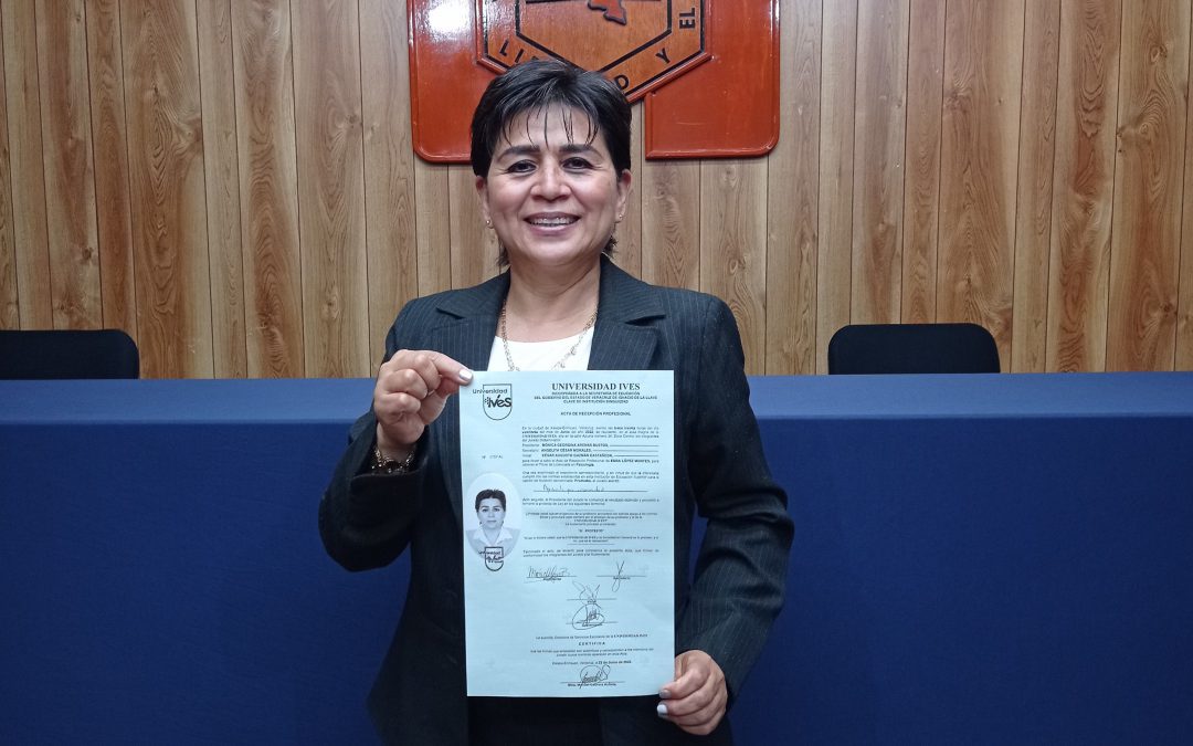 Edra López consigue su título de Licenciatura en Psicología