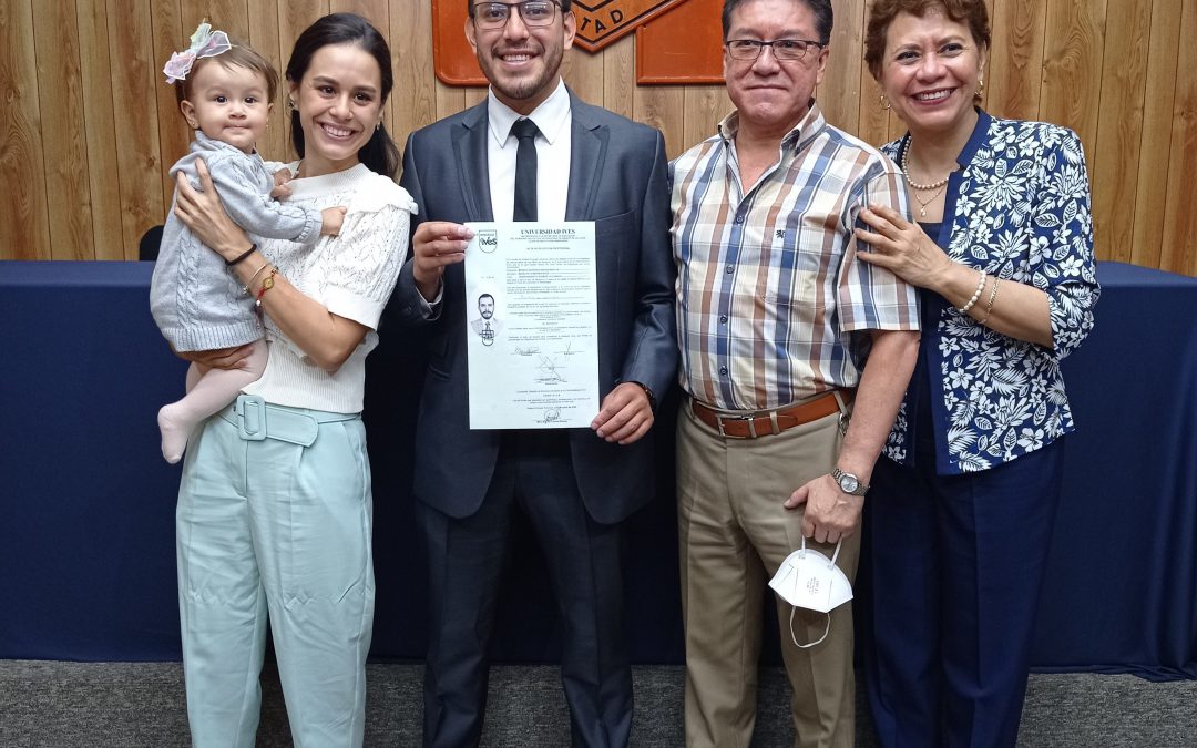 Universidad IVES felicita a Jaime Flores, por conseguir su título profesional