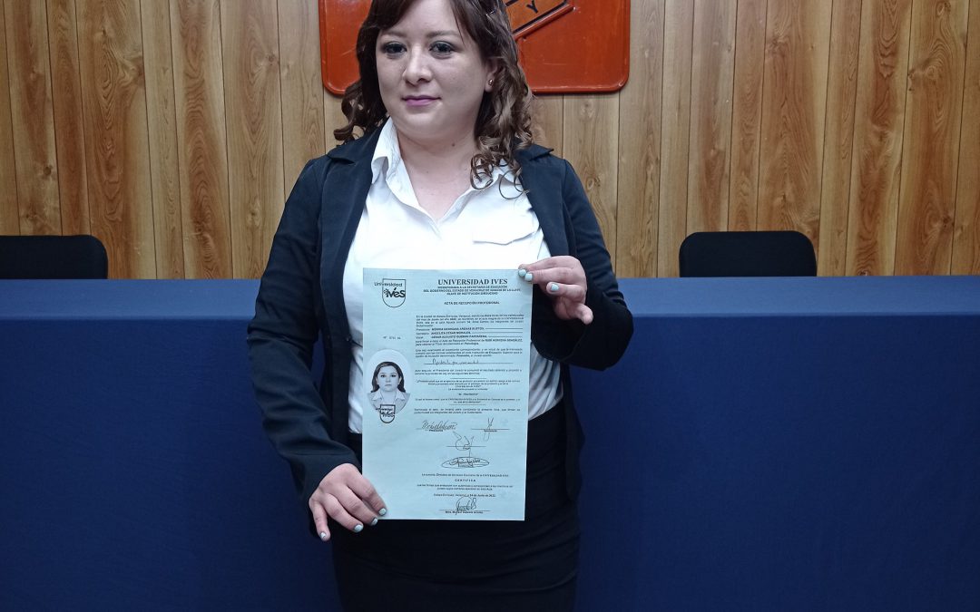 Rubí Herrera consigue su título de Licenciatura en Psicología