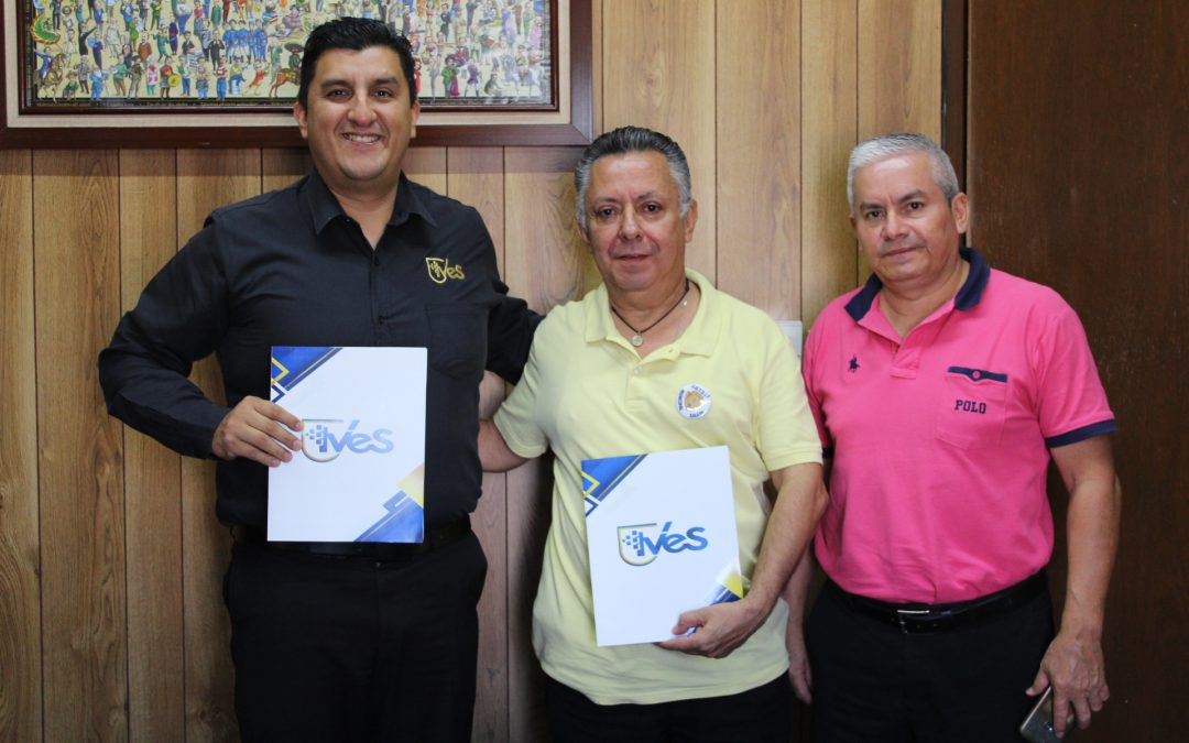 Universidad IVES y el Sindicato Único de Trabajadores del DIF Municipal Xalapa firman convenio de becas