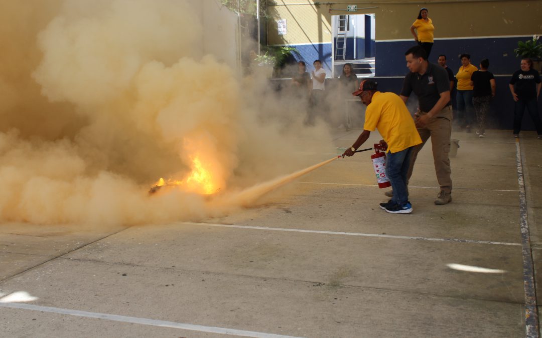Personal de Universidad IVES realiza capacitación en RCP y manejo de extintores